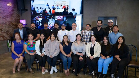 Una reunion con participantes nuevos y antiguos del programa de intercambio.