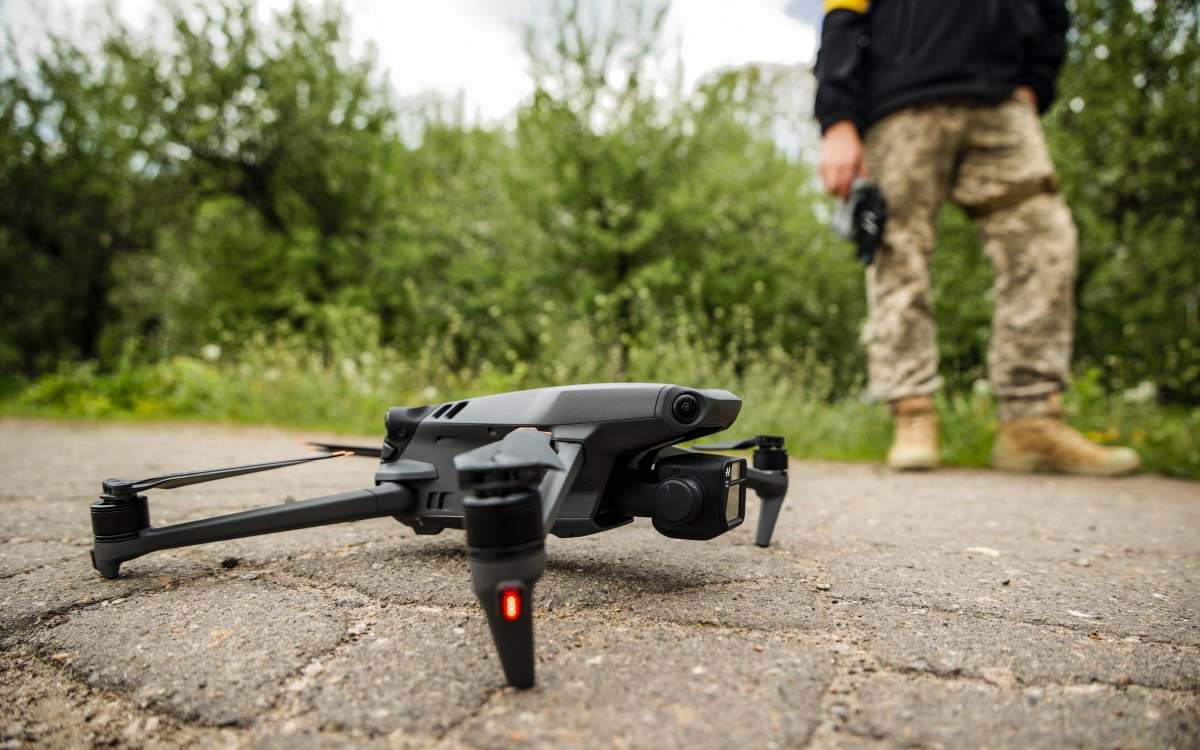 Cómo funcionan los letales drones de fibra óptica que está usando Ucrania contra Rusia