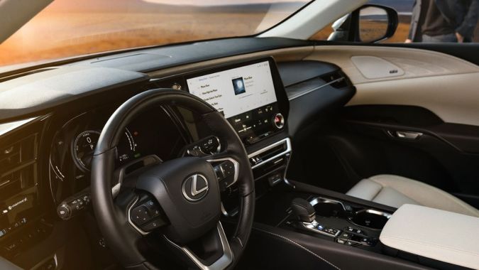 El interior del lujoso Lexus RX 450h+ Luxury