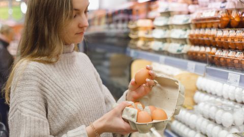 El precio de los huevos en EE.UU. cayó un 61% desde enero