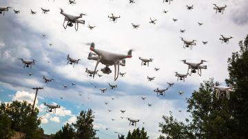 Leonidas dispara una señal microondas que es capaz de destruir los drones enemigos de forma instantánea