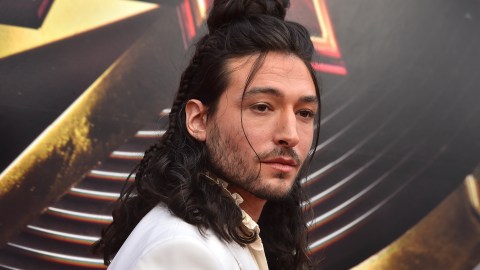 Ezra Miller reaparece en Cannes y prepara su regreso al cine tras años de controversia