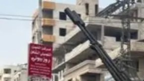 Feras Kilani frente a las fuerzas de seguridad sirias en Damasco, dos días antes de ser detenido por las fuerzas israelíes al sur del país.