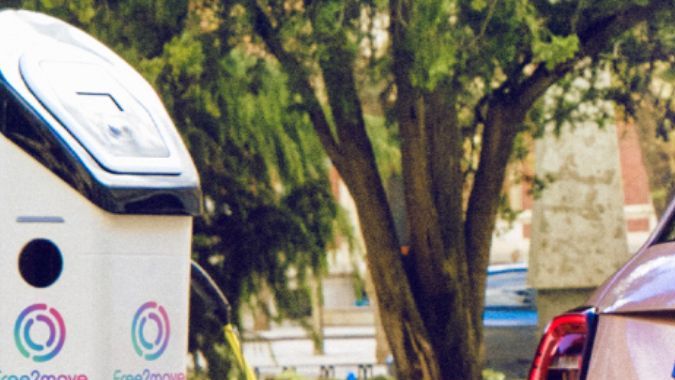 Fiat 500e junto a Free2move