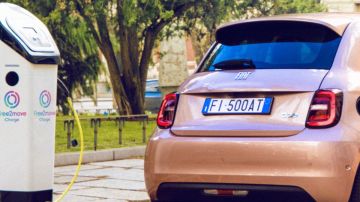 Fiat 500e junto a Free2move