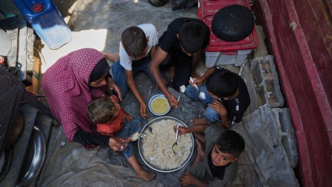 Mujeres y niños, así como las personas mayores o con discapacidad, enfrentan múltiples dificultades para acceder a los alimentos en Gaza.