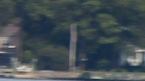 Las dos personas a bordo fueron rescatadas con vida por equipos de la Guardia Costera