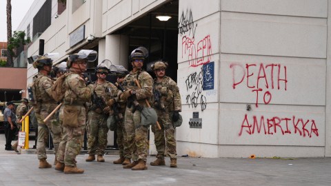 El Gobierno Federal intervendrá y resolverá el problema de los disturbios y saqueos, advirtió Trump.