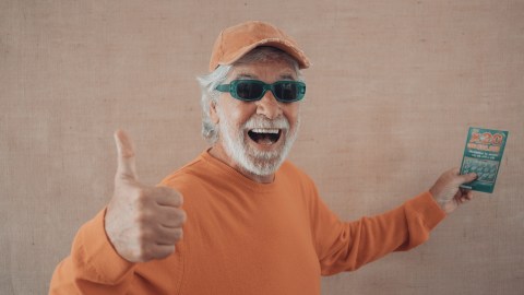 Hombre gana la lotería, luego de que su hermano también lo hizo