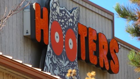 Hooters anuncia el cierre de decenas de restaurantes en EE.UU.