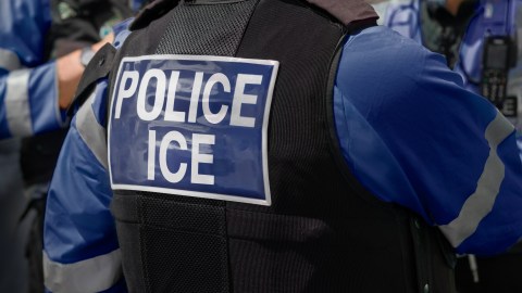 El presidente Donald Trump confirmó que los agentes del ICE se enfocarán en las llamadas ciudades santuario para detener a inmigrantes indocumentados.