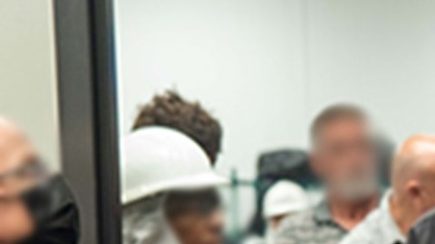 ICE realiza operativos contra cualquier inmigrante indocumentado.