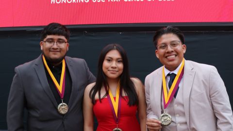 Llesion Pérez, Elizabeth Méndez y Benjamín Santos se han graduado del programa NAI de USC y se enfilan a la universidad.