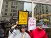 "Que se joda La Migra. Adiós, adiós, ICE", decía una cartulina en la protesta "No Kings" en NYC.