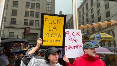 "Que se joda La Migra. Adiós, adiós, ICE", decía una cartulina en la protesta "No Kings" en NYC.