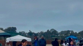 Athena de 10 años, miembro del Downtown Soccer Club lanza la pelota.