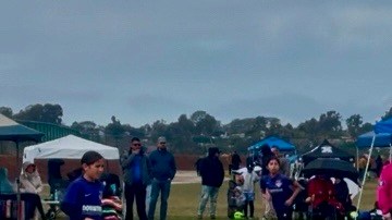 Athena de 10 años, miembro del Downtown Soccer Club lanza la pelota.