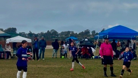 Athena de 10 años, miembro del Downtown Soccer Club lanza la pelota.