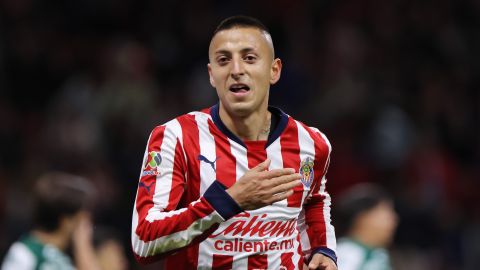 Roberto Alvarado celebra un gol con Chivas.
