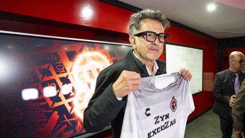 Tijuana, Baja California, 7 de febrero de 2025. Juan Carlos Osorio, Director Técnico, durante la presentación de los refuerzos de los Xolos de Tijuana para el torneo Clausura 2025 de la Liga BBVA MX, realizada en el estadio Caliente. Foto: Imago7/ Alejandro Gutiérrez Mora