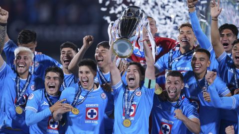 Ciudad de México, 1 de junio de 2025. Jugadores del Cruz Azul en festejo con el trofeo de campeón, durante el partido de la Final de la Champions Cup de la CONCACAF 2025, entre la Máquina Celeste del Cruz Azul y Vancouver Whitecaps, realizado en el estadio Olímpico Universitario. Foto: Imago7/ Rafael Vadillo