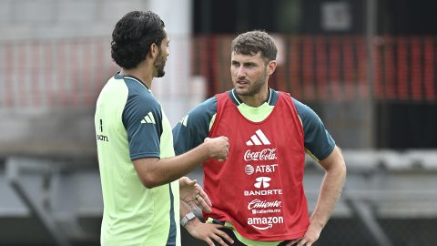 Santiago Giménez junto a Raúl Jiménez.