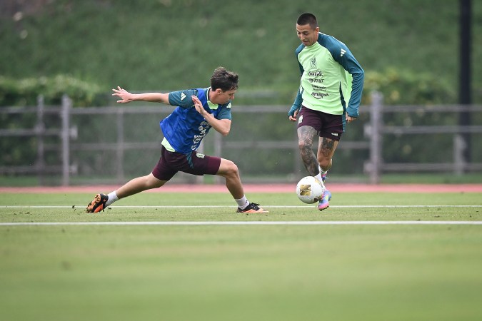 Carson, California,, Estados Unidos de América a 12 de junio. Mateo Chávez y Roberto Alvarado "Piojo" durante el entrenamiento de la selección nacional de México, en las instalaciones del dignity health sports park, previo al arranque de la copa oro 2025. Foto/ Imago7/ Etzel Espinosa