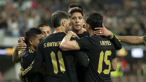 Jugadores de México celebran el gol de Edson Álvarez contra República Dominicana.