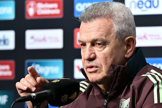Arlington, Texas Estados Unidos de América a 17 de junio. Javier Aguirre, director técnico e Israel Reyes, durante la conferencia de prensa previa al segundo partido de la fase de grupos de la copa oro 2025, realizada en el estadio Att. Foto/ Imago7/ Etzel Espinosa