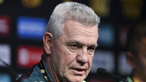 Las Vegas, Nevada Estados Unidos de América a 21 de junio. Javier Aguirre, director técnico y Roberto Alvarado "Piojo" , durante la conferencia de prensa previa al tercer partido de la fase de grupos de la copa oro 2025, realizada en el estadio Allegiant. Foto/ Imago7/ Etzel Espinosa