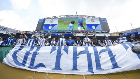 Aficionados de pachuca en la tribuna durante el partido contra el Real Madrid.