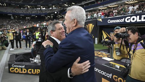Miguel Herrera y Javier Aguirre se saludan antes del partido.