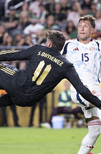 Santiago Giménez sacudió la red con un remate de media tijera, pero el gol fue anulado por fuera de lugar.