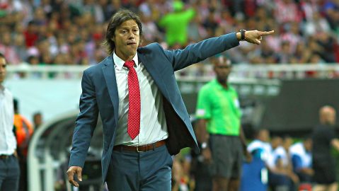 Matías Almeyda durante su etapa como DT en Chivas.