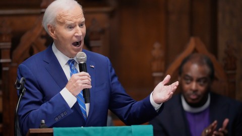 Además de participar en el servicio religioso, llamó a votar como la principal herramienta para proteger la democracia.