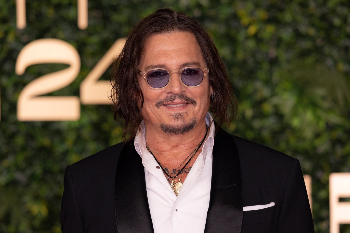 Johnny Depp se disfrazó de Jack Sparrow y visitó a niños de hospital en ...