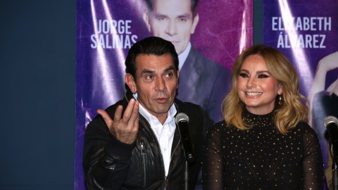Elizabeth Álvarez declara su amor a Jorge Salinas, pero él le hace un desplante en público