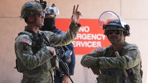 Trump amenazó con invocar la Ley de Insurrección para disolver militarmente las protestas.