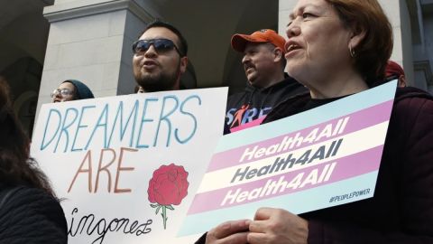 Partidarios de las propuestas para ampliar los beneficios de salud financiados por el gobierno de California a los inmigrantes indocumentados se reunieron en el Capitolio para el Día de Acción de los Inmigrantes, el 20 de mayo de 2019, en Sacramento, California