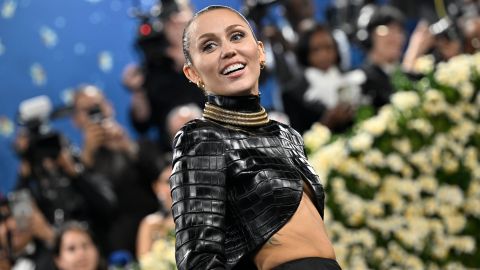 Fans indignados interrumpen a Miley Cyrus en estreno de su álbum visual Something Beautiful