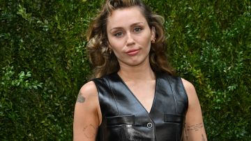 Miley Cyrus confiesa que ocultaba gastos en drogas como “ropa vintage”