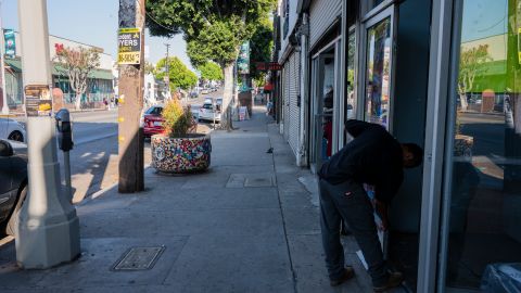 Debido a temor de las redadas la calle César Chávez en Boyle Heights luce desolada.