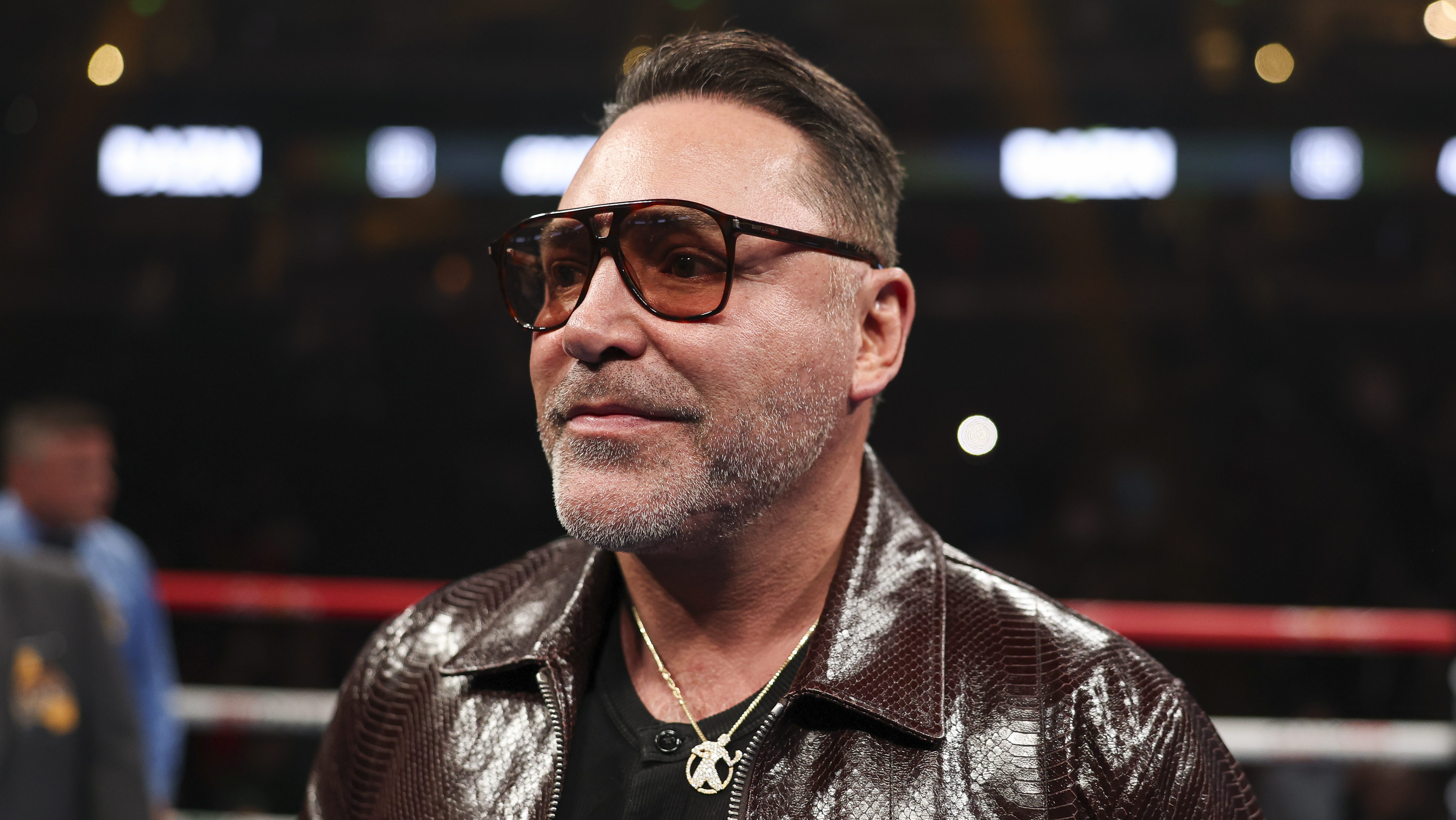 Óscar de la Hoya sorprende al elegir ganador de Chávez Jr. vs. Paul