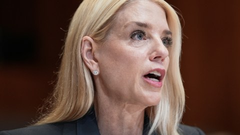 Bondi señaló que México, a través del tráfico de fentanilo y otras drogas, representa una amenaza.