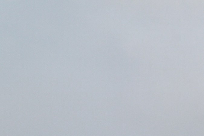 Un manifestante avienta una piedra hacia las fuerzas policiales en medio del gas lacrimógeno durante una protesta después de que las autoridades federales de inmigración llevaron a cabo redadas migratorias, el sábado 7 de junio de 2025, en Paramount, California. (AP Foto/Eric Thayer)