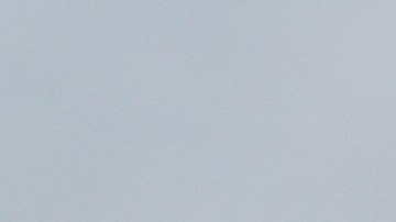 Un manifestante avienta una piedra hacia las fuerzas policiales en medio del gas lacrimógeno durante una protesta después de que las autoridades federales de inmigración llevaron a cabo redadas migratorias, el sábado 7 de junio de 2025, en Paramount, California. (AP Foto/Eric Thayer)