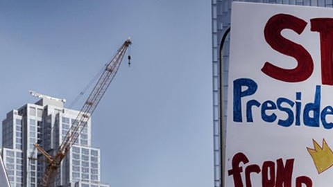Angelinos manifiestan su indignación con la actual administración.