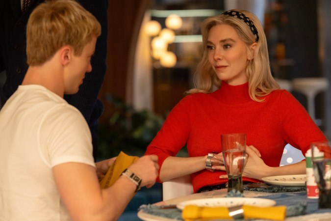 Joseph Quinn y Vanessa Kirby como Sue Storm / La Mujer Invisible en un momento del rodaje de "The Fantastic Four: First Steps" en los estudios Pinewood, en Inglaterra.