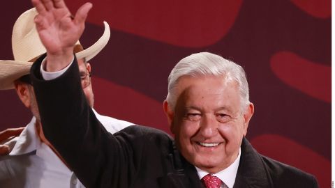 AMLO reaparece para votar en inédita elección al poder judicial de México