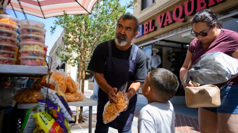 José Rodríguez es vendedor ambulante en Santa Ana.